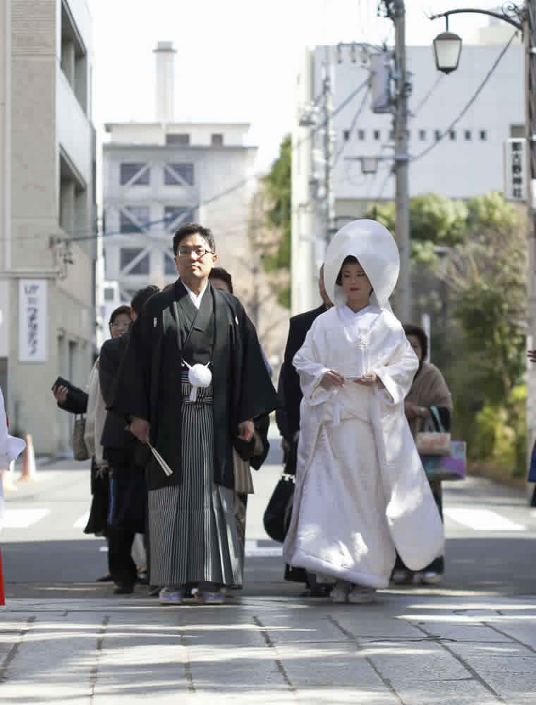 新郎と新婦を先頭に親族が後列に並び花嫁行列を作ります