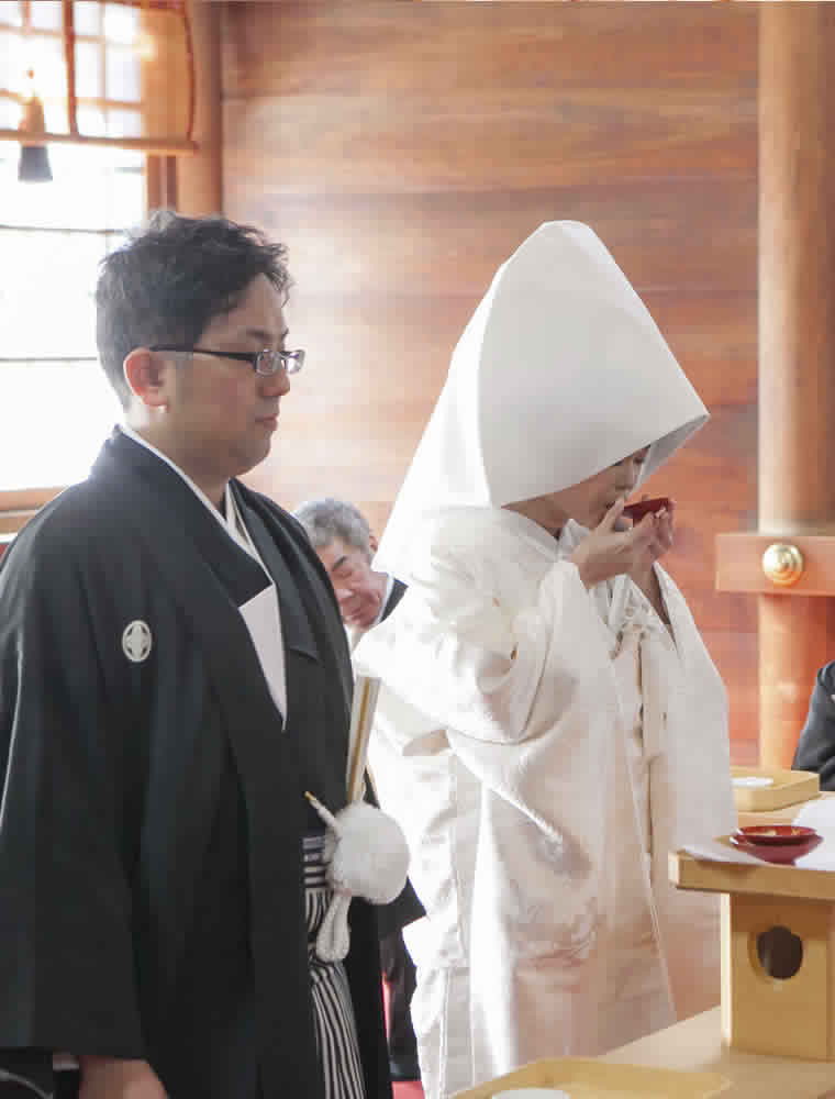 お神酒を口にする白無垢姿の花嫁