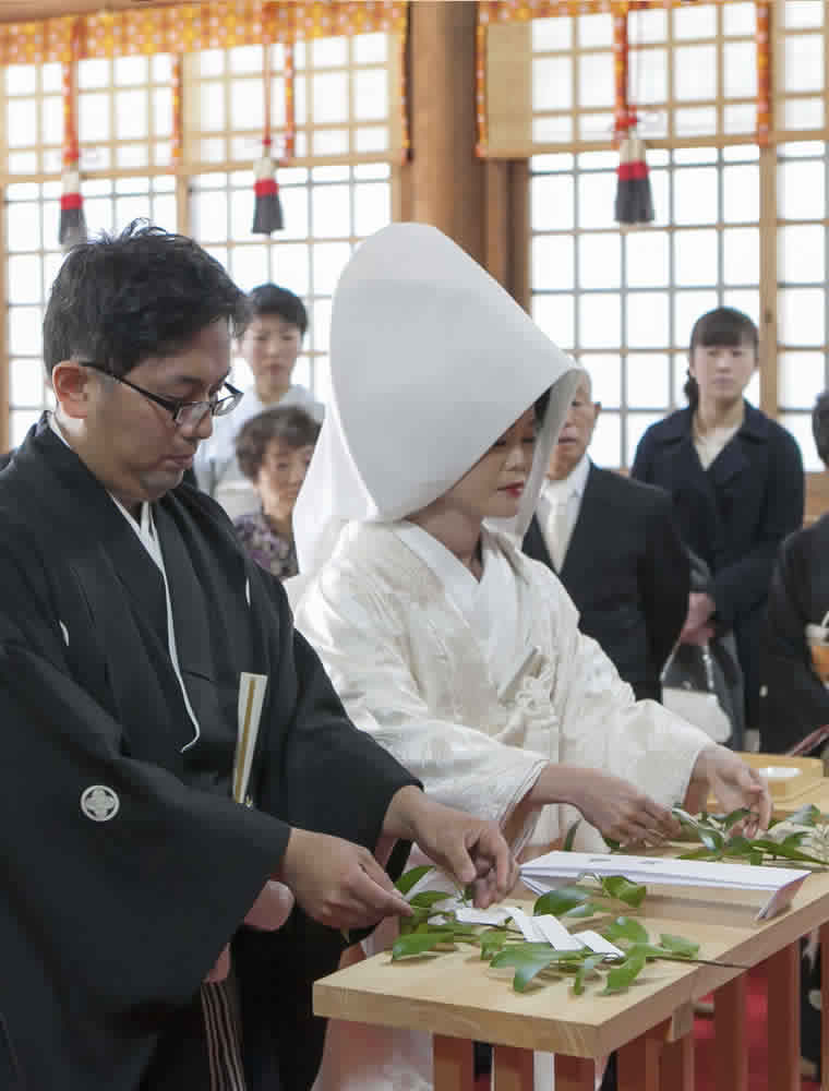 那古野神社の神様に玉串奉奠をする新郎新婦