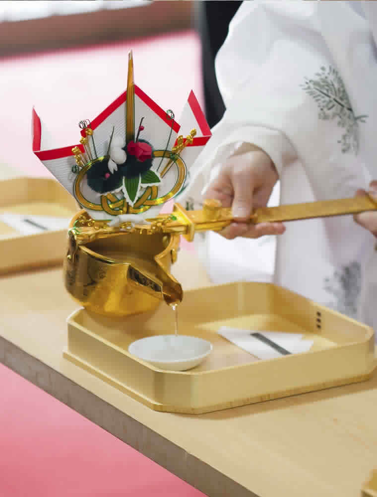 親族固めの杯をするためにお神酒を注ぐ巫女の手元