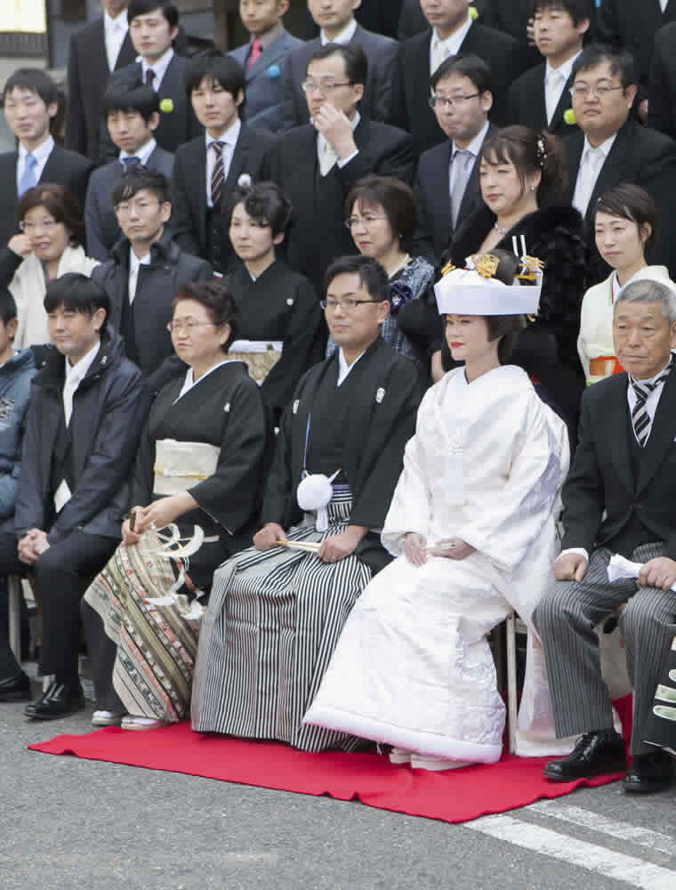 料亭結婚式場の前でゲストの皆と集合写真を撮る新郎新婦