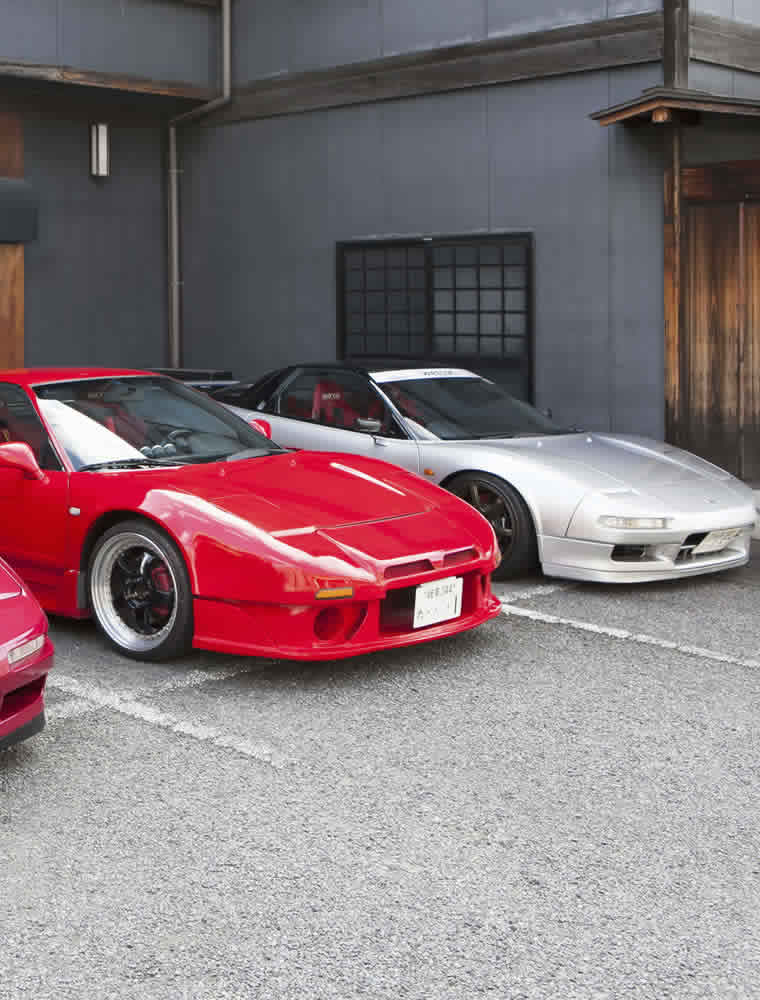 料亭の駐車場に並べられた個性豊かなスポーツカー