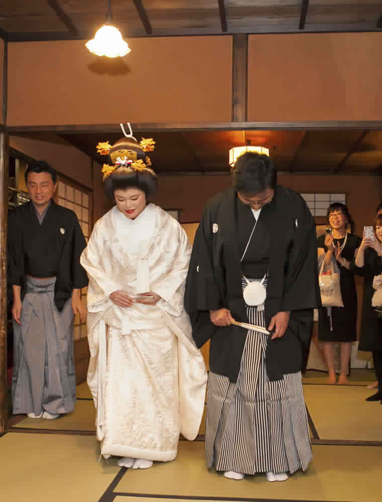 料亭での結婚披露宴が始まり入場をする新郎新婦
