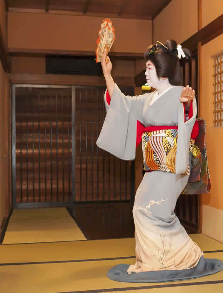 三味線の音色に合わせ舞を踊る芸子