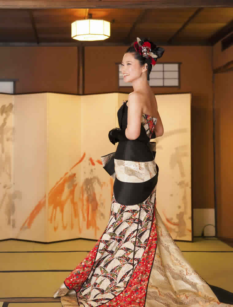 料亭の結婚式場で着物ドレス姿の花嫁
