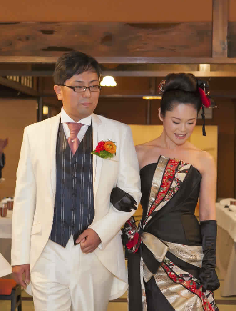 お色直しを終えた新郎新婦が再入場