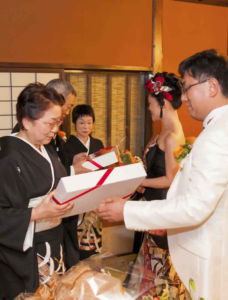 ご両親に記念品を渡す新郎新婦