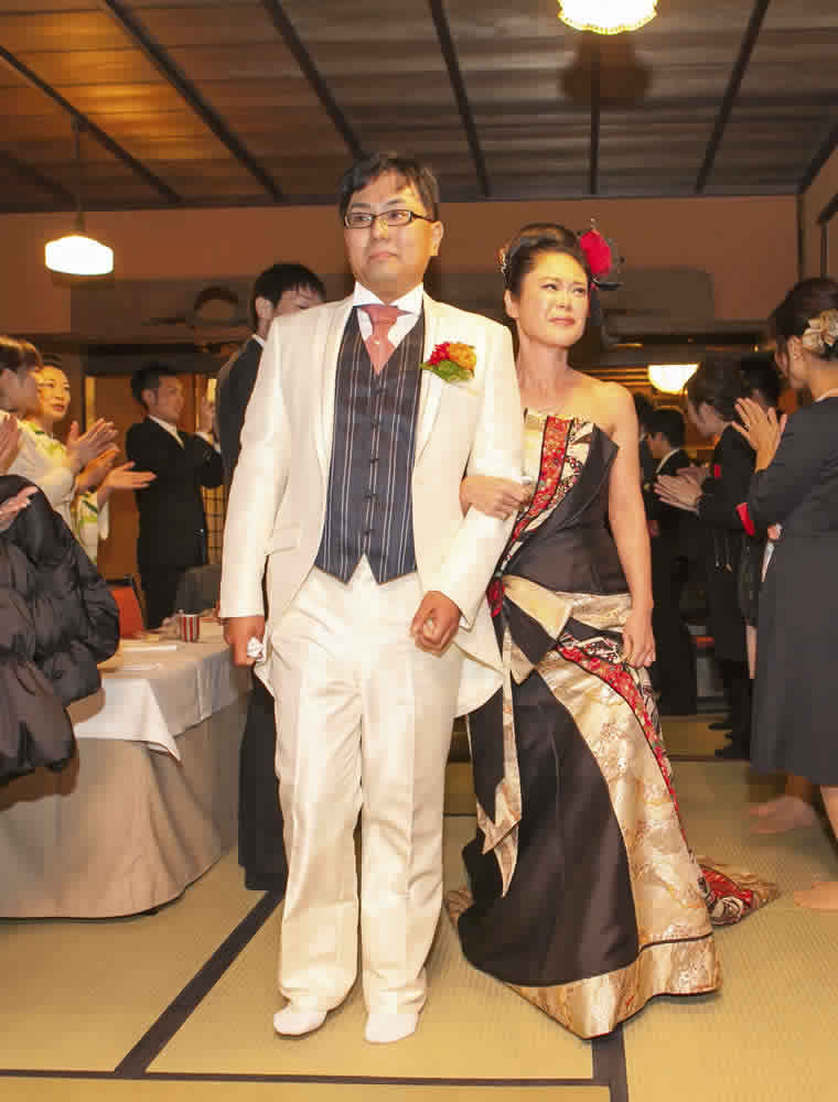 暖かい拍手の中畳の上を歩いて退場をする新郎新婦