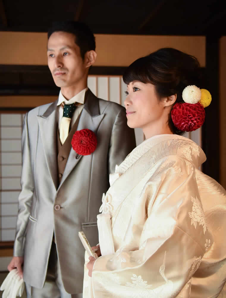 これから結婚式がはじまる二人