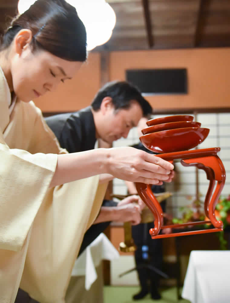三三九度の盃が新郎新婦のもとへ運ばれました