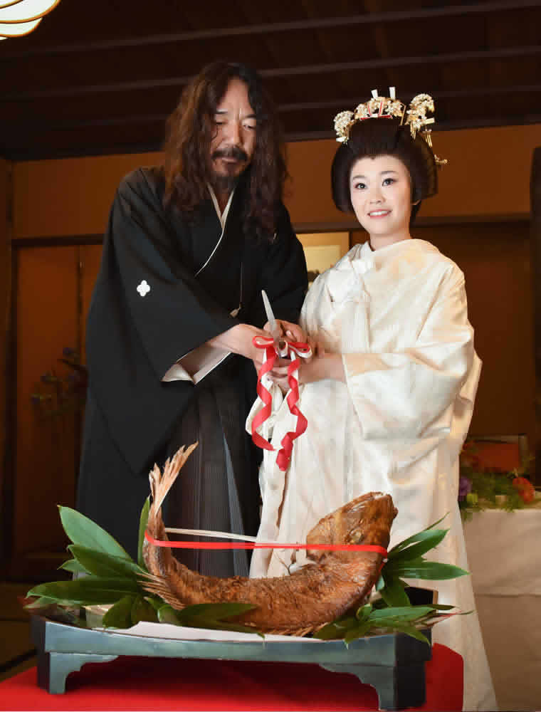 鯛カット用のナイフを手に持つ新郎新婦