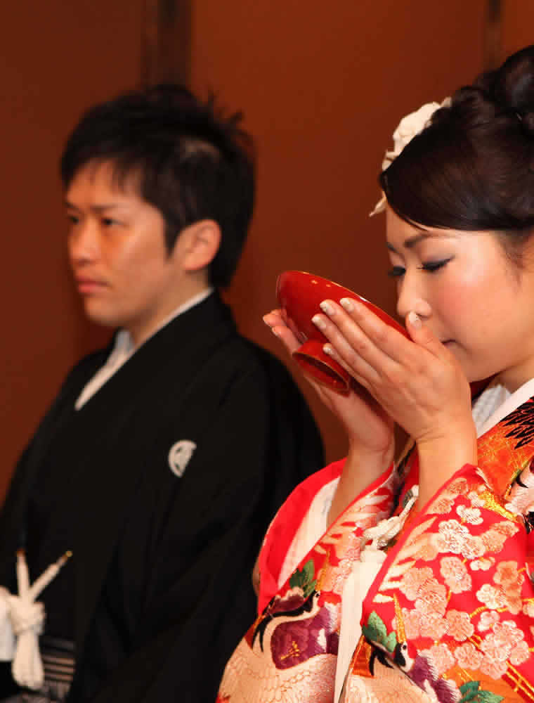 本番が始まる前に三三九度の練習をする花嫁