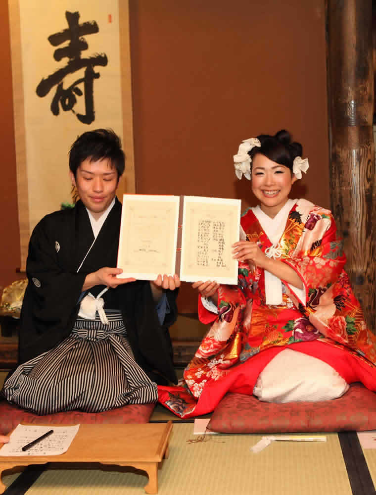 署名を終えゲストに披露する新郎新婦