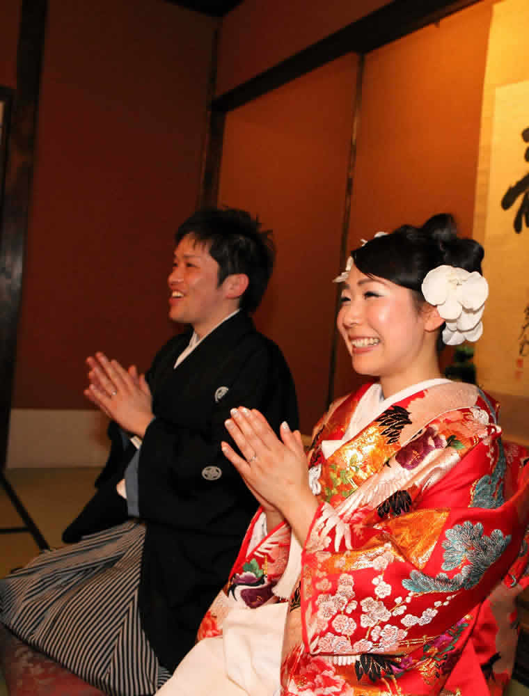 一本締めで結婚式の前半を締める会場