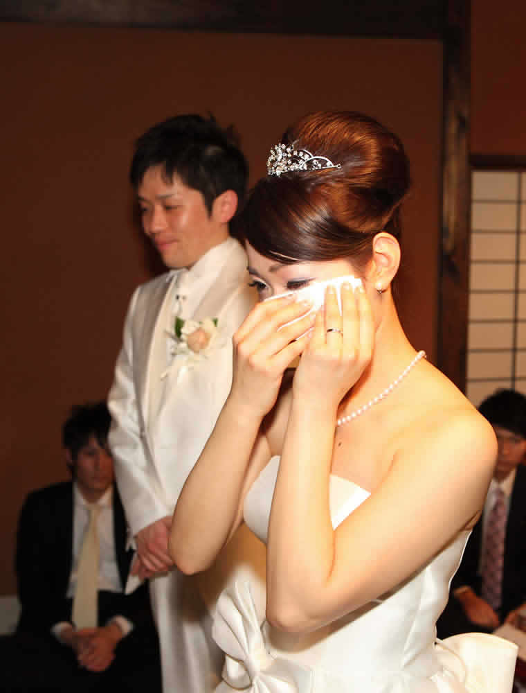 両親に向かって感謝の気持ちを述べる新婦