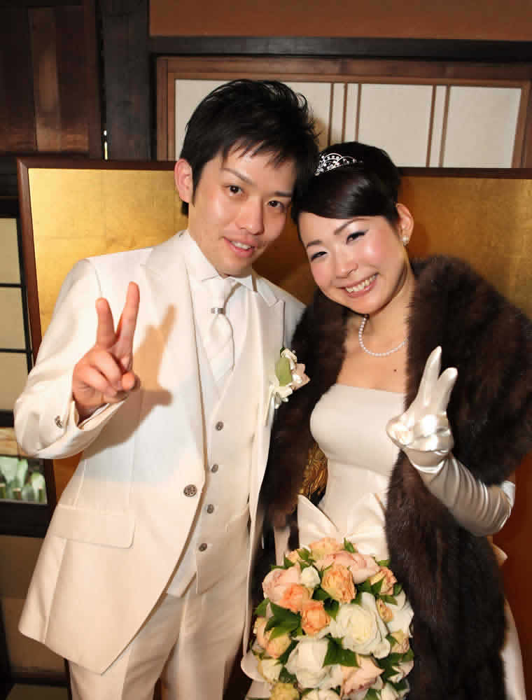 結婚式も無事に終え笑顔の新郎新婦