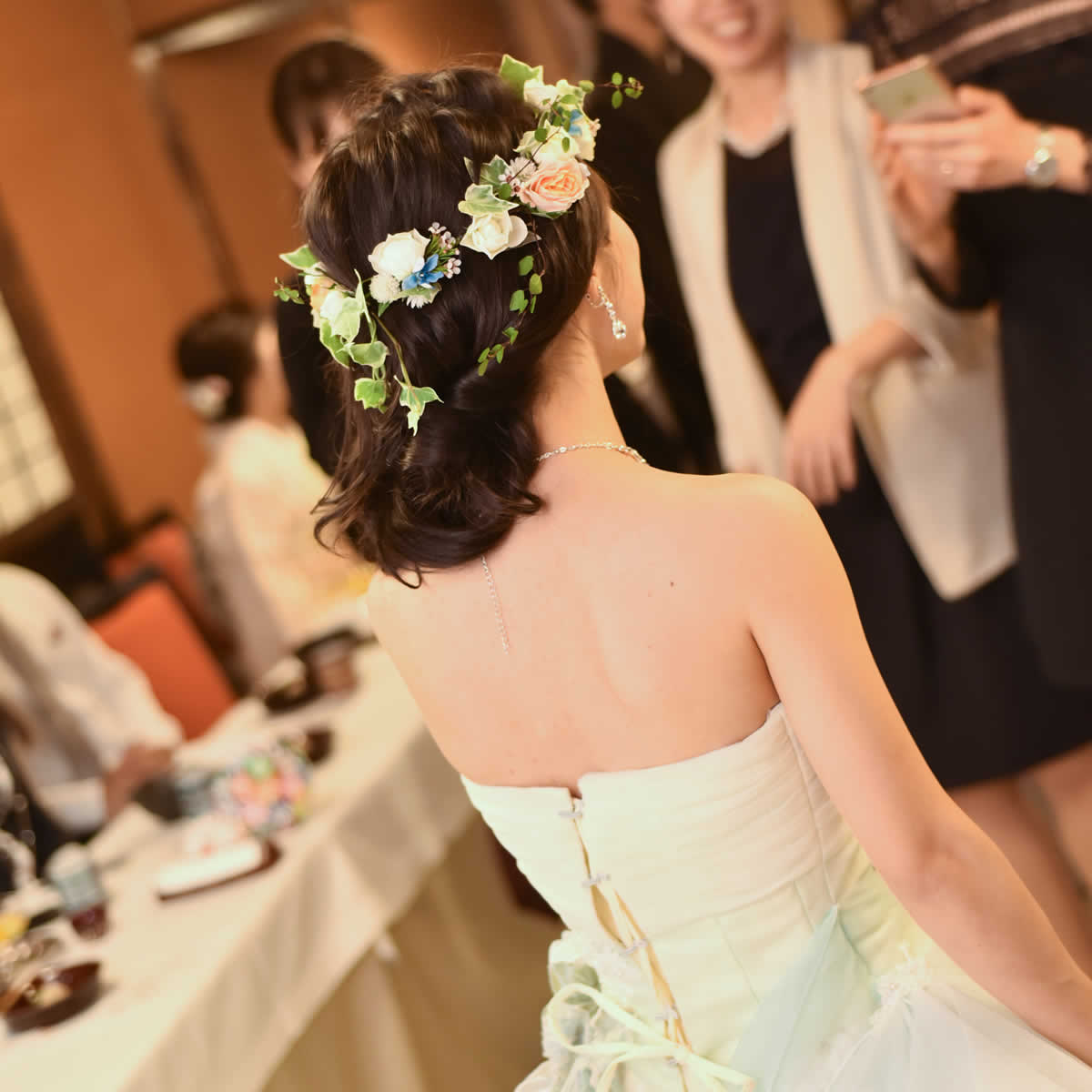 料亭でウェディングドレス姿の花嫁